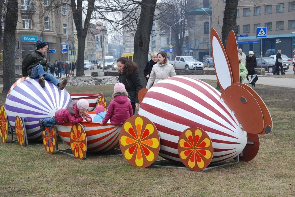 Lielus un mazus liepājniekus un pilsētas viesus nedēļas nogalē sajūsmināja Lieldienu zaķis ar olu vilcieniņu. Tas tukšs nebija ne mirkli, jo bērni labprāt gribēja pavizināties. 
