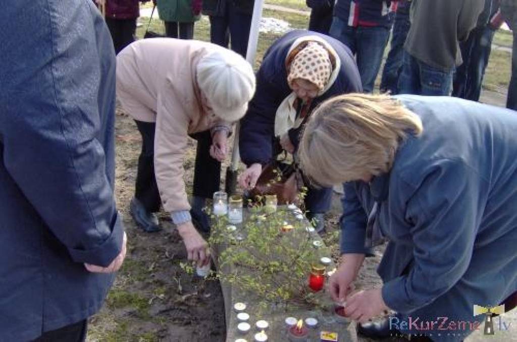 25.marts daudzu latviešu ģimenēs ir īpaši skumja diena. Pirms 61 gada agrā marta rītā pie daudzu durvīm atskanēja skaudri klauvējieni, ļaudis pēkšņi tika izrauti no mājām un aizvesti tūkstošiem kilometru tālu, lai, kā tā laika vara bija...