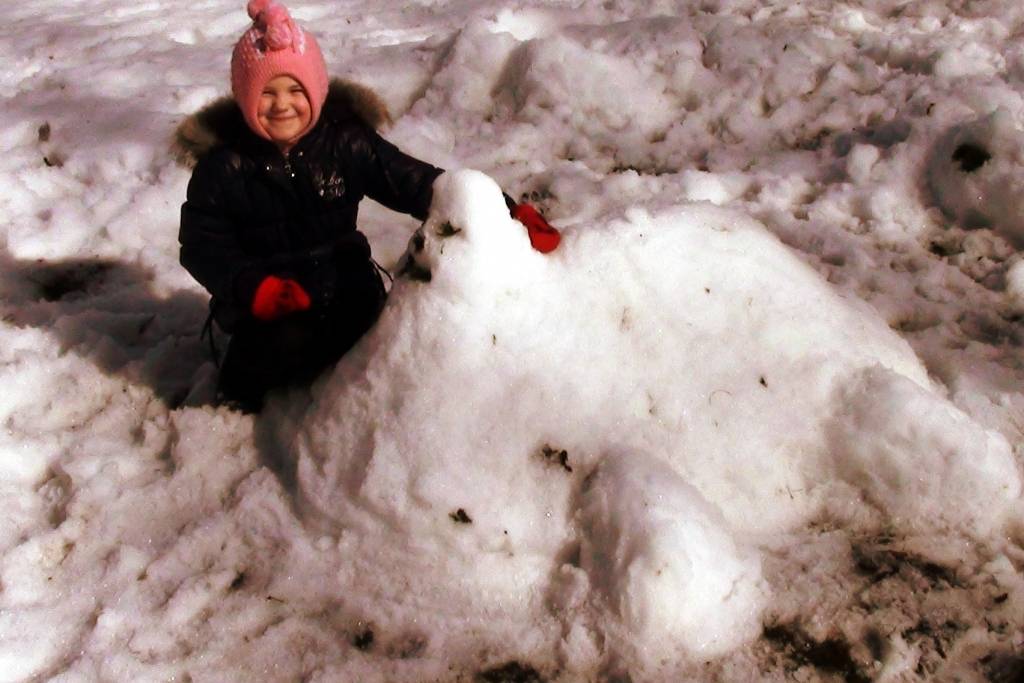 Cīravā pirmā pavasara diena – 21.martā – atausa jauka un saulaina un aicināt aicināja visus laukā. Daudzi gaida vēl siltākas dienas, taču neliels pulciņš bija pakļāvušies saulainā rīta aicinājumam un bija redzami Alus dārzā būvējam sniega...