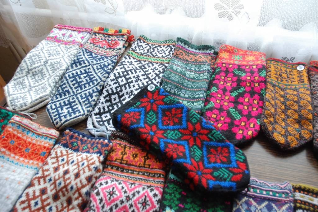 15 rokdarbnieces savus darbus izstādījušas Paplakas sabiedrības atbalsta centrā. Lina audumi, lupatdeķi, filca izstrādājumi, apgleznots zīds, tamborējumi, adījumi - izmantoto tehniku klāsts ir ļoti plašs. Izstāde skatāma darbdienās no...
Autors: Ilze Vainovska