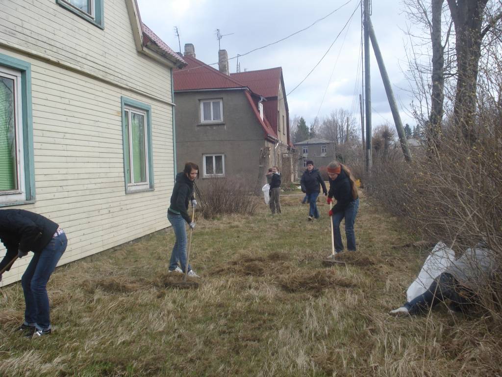 Sestdien, 24. aprīlī, Lielās talkas dienā Vaiņodes vidusskolas jauniešu biedrības 