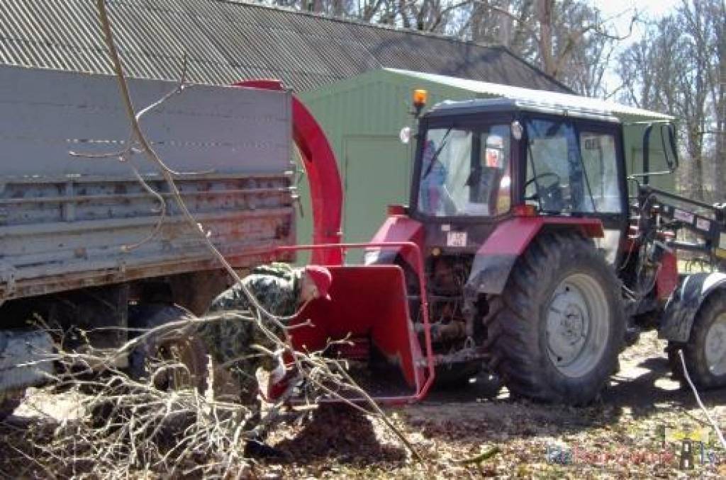 Piektdienas, 23. aprīļa, pēcpusdienā Cīravas pagasta pārvaldes darbinieki un talkas atbalstītāji sakopa 