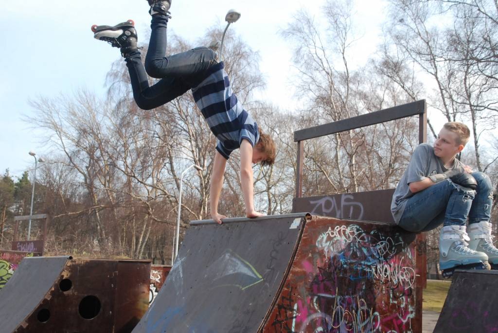 Trešdien, 31. martā, pagaidām siltākajā šā pavasara dienā aktīva rosība valdīja arī Jūrmalas parkā Liepājā, kur bija manāmi skeitbordisti un skrituļslidotāji.