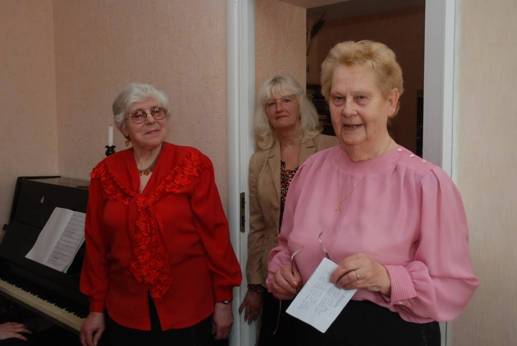 Ansambļa ģenerālmēģinājums var būt daļa no radošas un izklaidējošas pēcpusdienas - ceturtdien Karostas dienas centrā Noras Pakalnišķes lasījumus papildināja vokālā ansambļa 