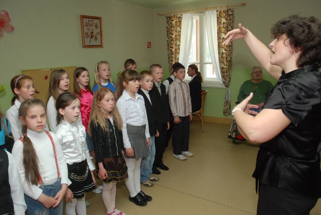 Mācību gada noslēgumā koncertceļojumā ārpus pašu pagasta robežām devušies Kalētu pamatskolas koristi un solisti no Kalētu mūzikas un mākslas skolas. Aizputes novadā viņi iepriecināja klausītājus pansionātā “Rokaiži.” Pēc tam jaunie mūziķi...
Autors: Iluta Dreimane