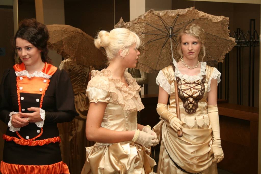 Liepājas Mākslas vidusskolas Apģērbu dizaina nodaļas otrā kursa audzēknes, tērpušās jūgendstila tērpos, Liepājas Latviešu biedrības namā atklāja Liepājas Mākslas vidusskolas audzēkņu darbu izstādi.
Autors: Uldis Dobelis