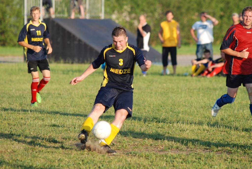 Jānis Pumpurs uzbrukumā šā gāda Lejaskurzemes novadu čempionātā spēlē pret Nīcu. 
Autors: Uldis Dobelis