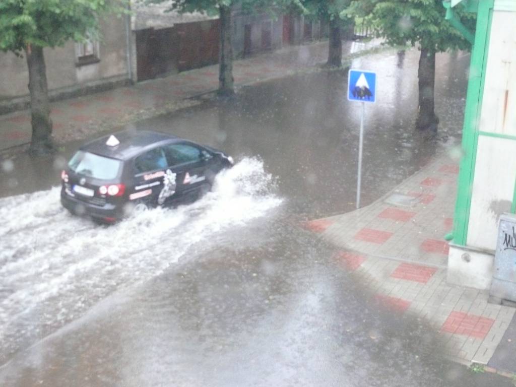 Otrdien, 27. jūlijā, bija plūdi Liepājā, 1905. gada ielas un Tirgus ielas krustojumā.
Autors: Anita Kantāne