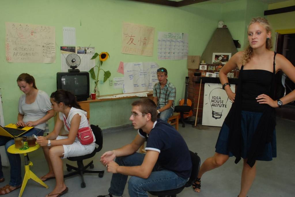 Aizputes “Idea House” šīs nedēļas sākumā jauniešiem dota iespēja piedalīties video darbnīcās datordizaineres un Liepājas mākslas vidusskolas skolotājas Lindas Jerumanes vadībā. Nākamās nedēļas sākumā notiks foto darbnīcas, ko vadīs Liene...
Autors: Iluta Dreimane