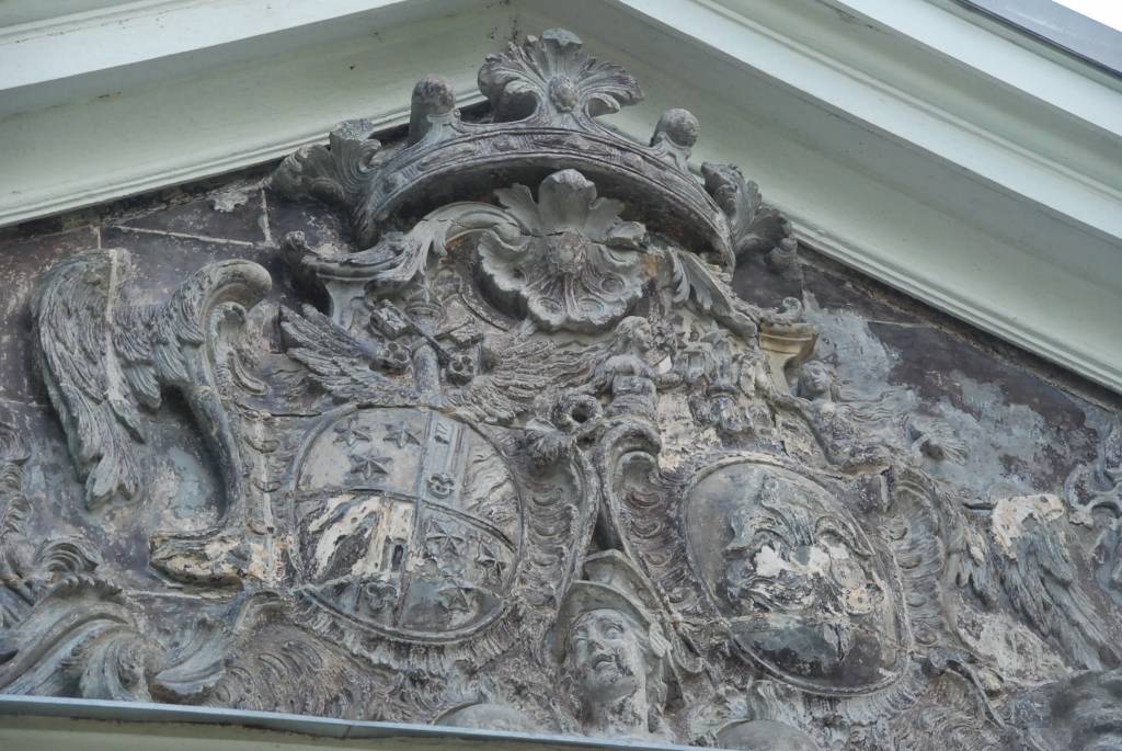 Apriķu muižā tiek sakārtots objekts, ar kuru parasti sākas ekskursijas. Muižas dzīvojamās mājas frontona daļā virs vēsturiskās ieejas ir cilnis, kurā atainoti barona Osten-Sakena un Korfu dzimtas ģerboņi. Nupat noslēgusies restaurācijas...
Autors: Iluta Dreimane