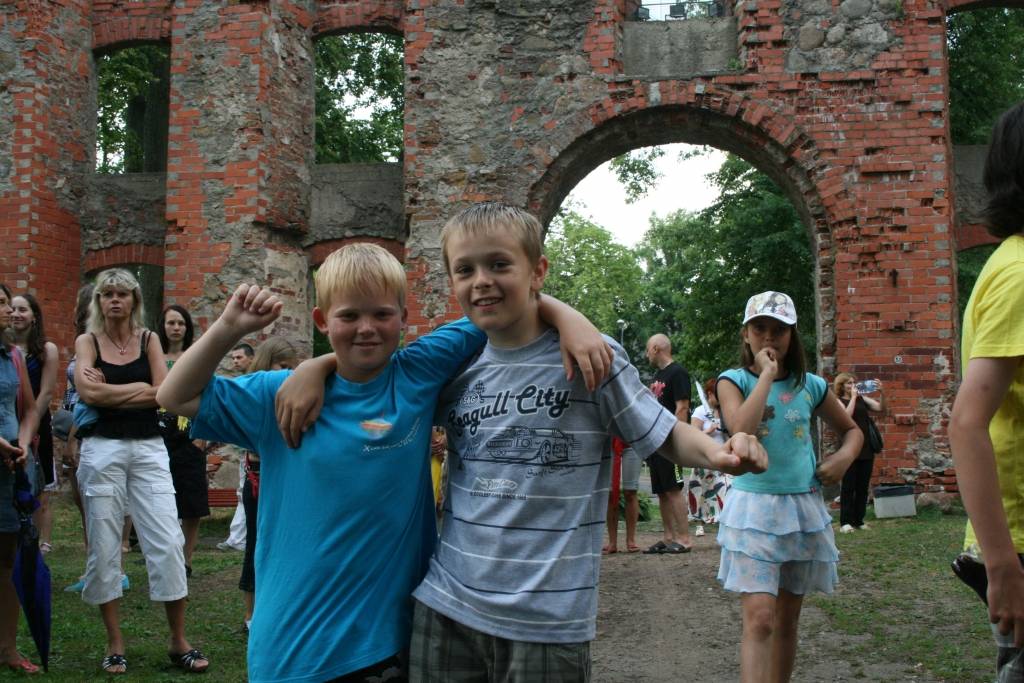 Grobiņas novadā pēc X Latvijas skolu jaunatnes dziesmu un deju svētku noslēguma koncertiem pašvaldība pulcināja svētku dalībniekus. Viņi saņēma sponsoru dāvanas, cienājās ar kliņģeri un sulu, dziedāja, dejoja un priecājās par pašu...
Autors: Iluta Dreimane