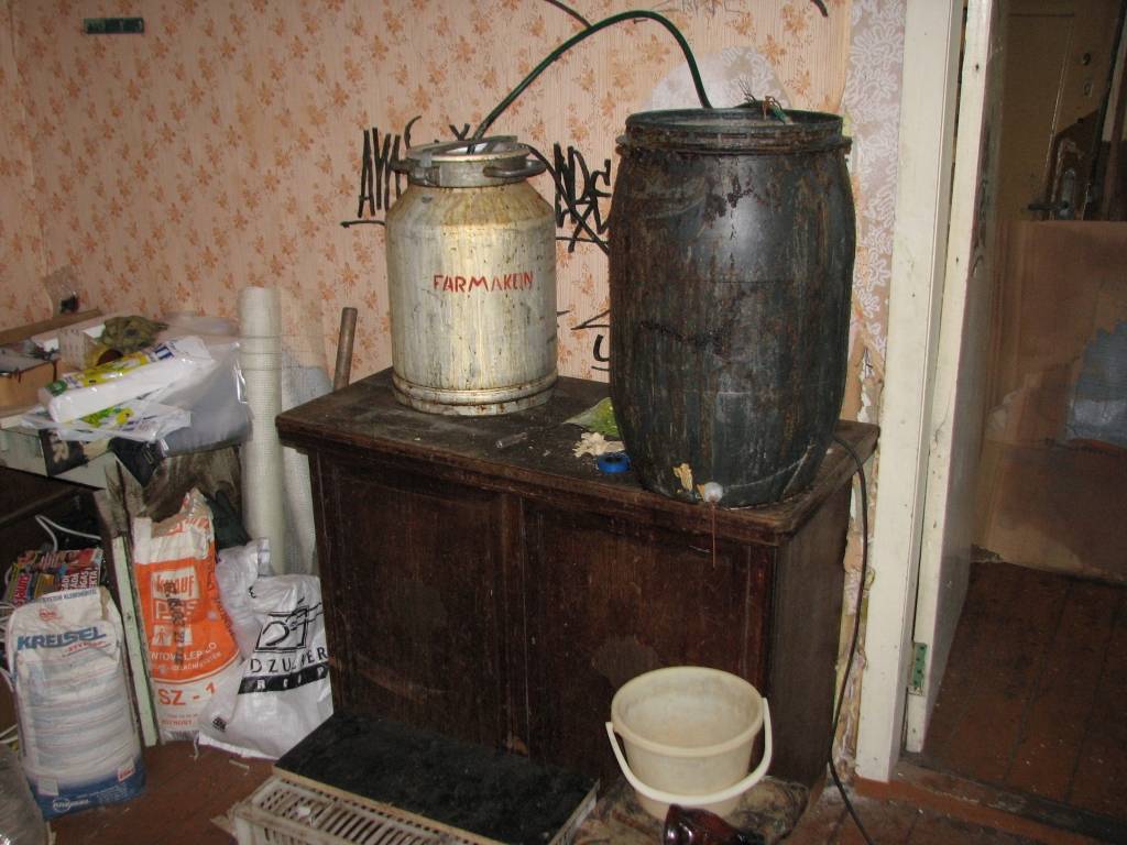 1971. gadā dzimusī Sandra A. Pumpura ielā 14 nelegāli ražo alkoholu un brāgu.
Autors: Pašvaldības policijas foto