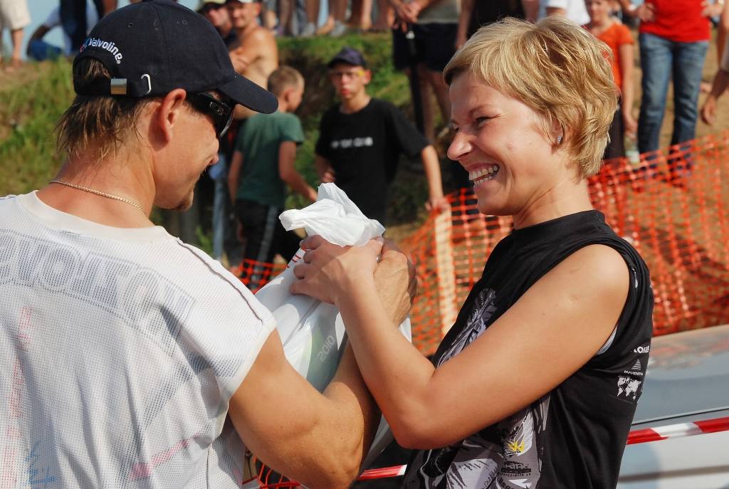 Inga Mateus saņem balvu tīklīņu no Leona Kozlovska.
Autors: Uldis Dobelis