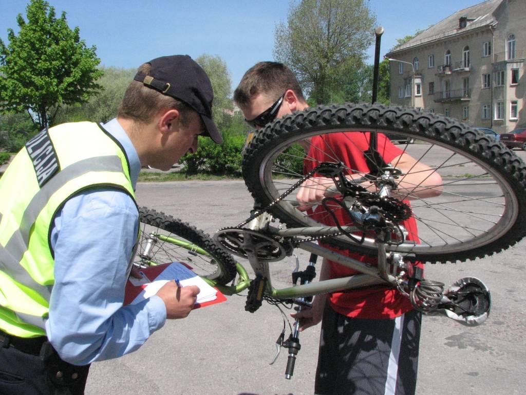 Lai aplūkotu velosipēda numuru, kas atrodas uz rāmja zem pedāļiem, braucamais jāapgriež “kājām gaisā”. 
Autors: Ita Cērmane