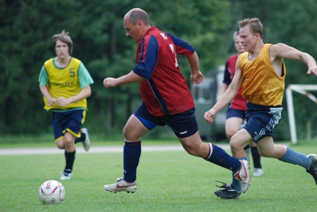 Nīcas futbola komandas kapteinis Ojārs Ronis pēc mirkļa gūs vārtus pret Embūti.
Autors: Uldis Dobelis