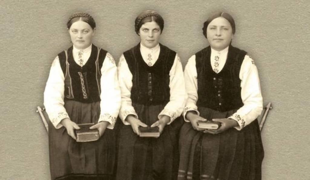 Grāmatēnu izdaiļo vairākas īpaši vērtīgas Ausmas Balceres-Skarienes saglabātās fotogrāfijas no Sventājas senatnes, kad vēl bija mode godos greznoties tautastērpos.