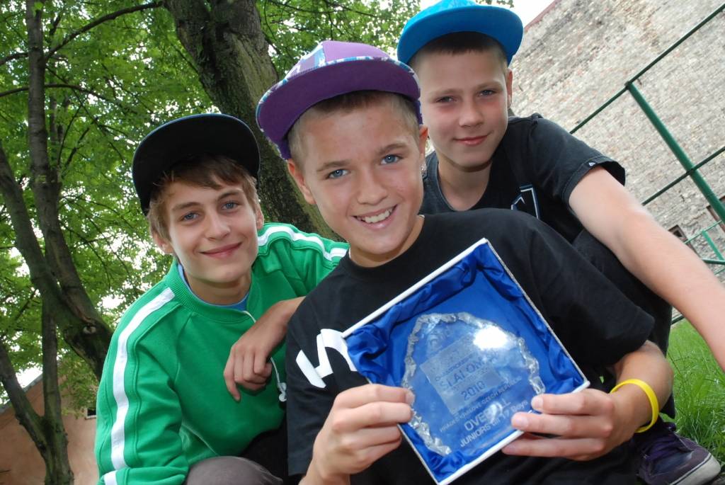 Liepājas skeitbordists Edijs Jermačenko (vidū) no Čehijas pilsētas Hradec-Kraslovā šonedēļ mājup atgriezās ar pagaidām lielāko sasniegumu savā skeitbordista karjerā. Viņš savā vecuma grupā kļuva par pasaules vicečempionu slaloma disciplīnās. Godam tik liela mēroga mačos startēja arī liepājnieki Aksels Ruperts (pa kreisi) un Toms Dreiblats
Autors: Dainis Ģelzis