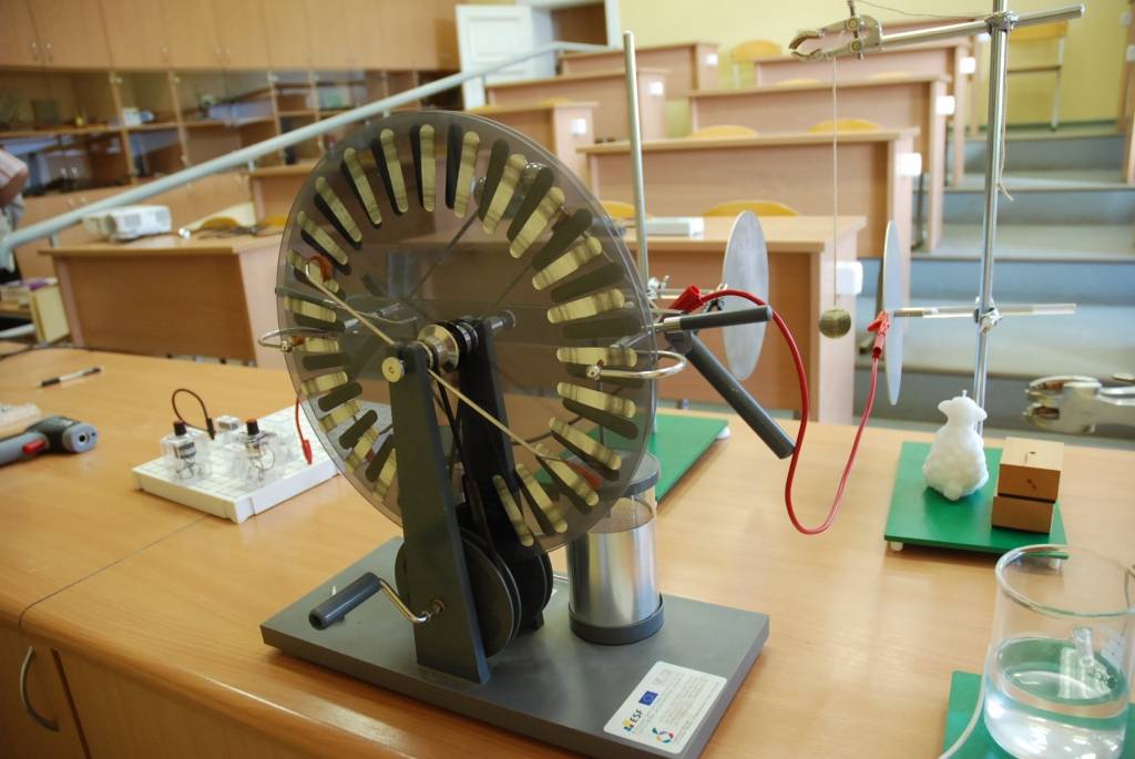 Ar atvērto durvju dienu 54 Latvijas skolās noslēgusies dabaszinātņu un matemātikas nedēļa “Domā citādāk! Eksaktāk!”. Starp desmit Kurzemes skolām, kas savas durvis vēra ikvienam interesentam, bija arī Grobiņas ģimnāzija, Liepājas Valsts 1....
Autors: Iluta Dreimane