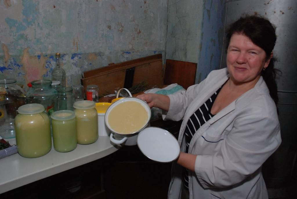 Saimniece Ļuba Kondratjeva priecājas, ka medus tiešām ir necerēti daudz.
Autors: Dainis Ģelzis