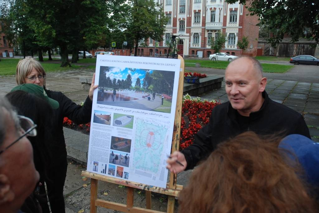 Arhitekts Andris Kokins skaidro ieceres interesentiem, kuri otrdienas pēcpusdienā pulcējās Čakstes laukumā. Dome sōgad sabiedriskās apspriešanas rīko vietās, kuras paredzēts labiekārtot.
Autors: Dainis Ģelzis