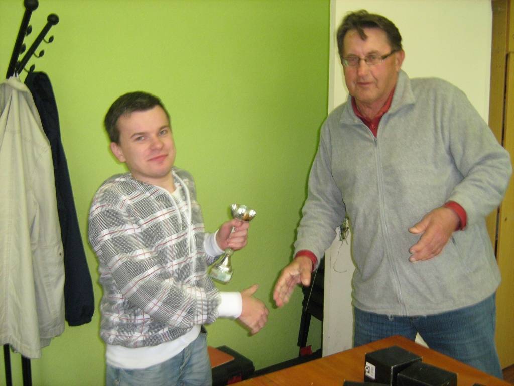 Māris Norkus (pa kreisi) saņem kausu no turnīra tiesneša Jāņa Rūtiņa.
Autors: Rudīte Bērziņa