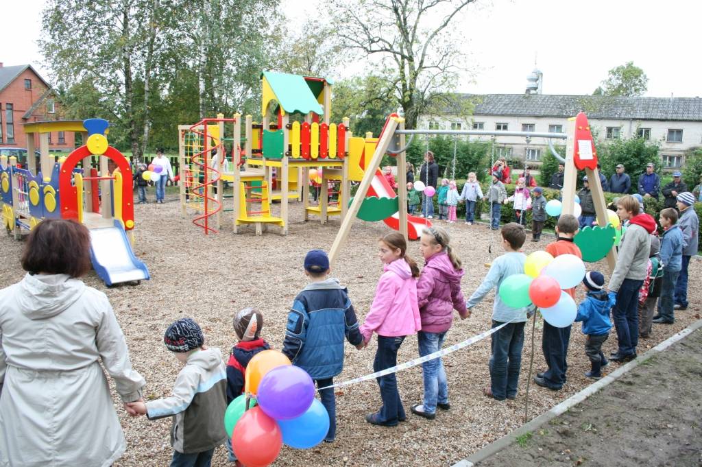 Kalēti kopš otrdienas pēcpusdienas ir kļuvuši vēl bagātāki - atklāts rotaļu laukums bērniem no trim līdz sešiem gadiem un aktīvās atpūtas laukums bērniem līdz 12 gadiem. Eiropas lauksaimniecības fonds lauku attīstībai finansēja 