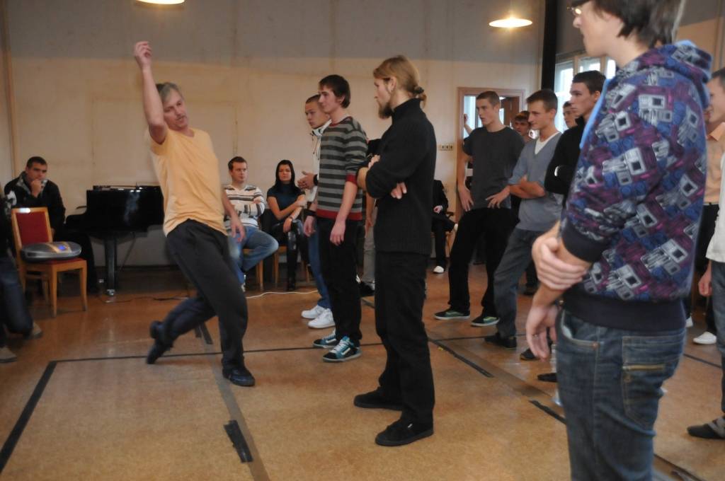 Horeogrāfs Alberts Kivlenieks rāda piemēru pušiem, kas atnākuši uz atlasi, kurā izvēlējās piemērotākus masu skatu dalībniekus mūziklam 