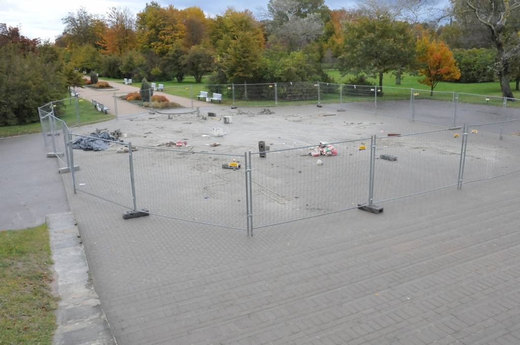 Pieminekļa bojā gājušajiem zvejniekiem un jūrniekiem priekšā laukuma klātnē mākslinieki jau iestrādājuši bronzas “stīgas” skulptūrai “Cilvēku mežs”. 
Autors: Dainis Ģelzis