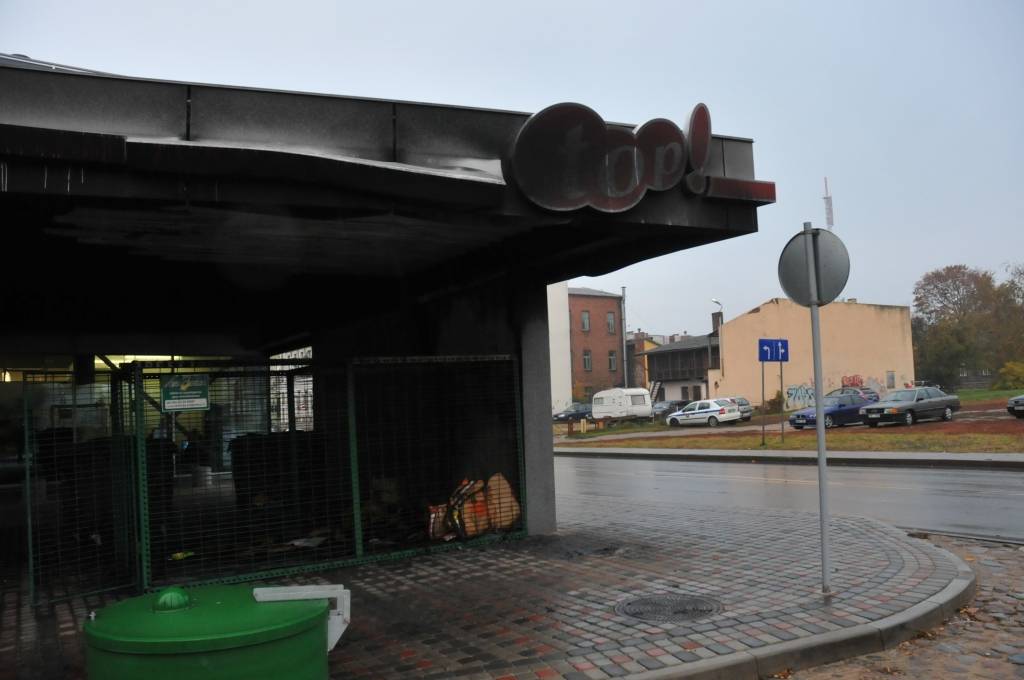 20. oktobrī ap pulksten diviem naktī papīra iepakojamie materiāli un divi plastmasas konteineri dega pie nesen atklātā veikala 