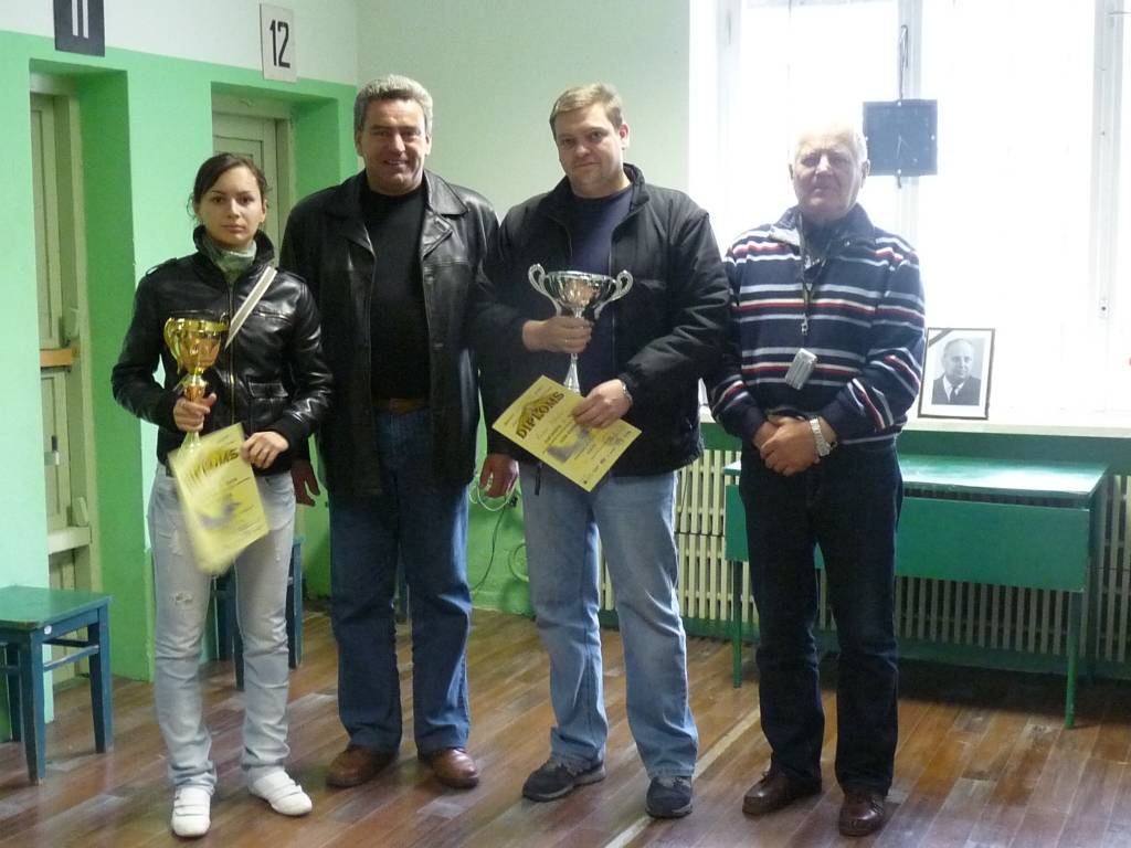 Arvīda Manfelda piemiņas sacensību absolūtā uzvarētāja sievietēm Ance Birkmane (no kreisās), Aizputes novada domes deputāts   Linards Tiļugs, absolūtais uzvarētājs vīriešiem Ravis Balodis un treneris Jānis Oskars Šalms.
Autors: FOTO NO PERSONISKĀ ARHĪVA