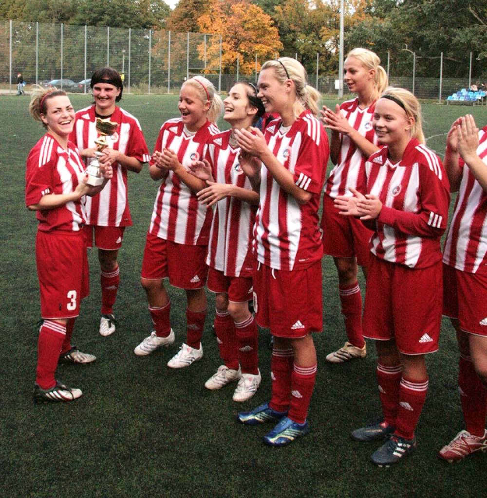 “Liepājas metalurga” futbolistes priecājas par Latvijas čempionu kausu.
Autors: no Latvijas Futbola federācijas arhīva
