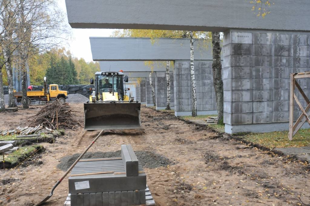 Uzsākta apjomīga rekonstrukcija Brāļu kapos, kur guldīti vairāk nekā 23 tūkstoši padomju armijas karavīru. Darbus veic uzņēmums 