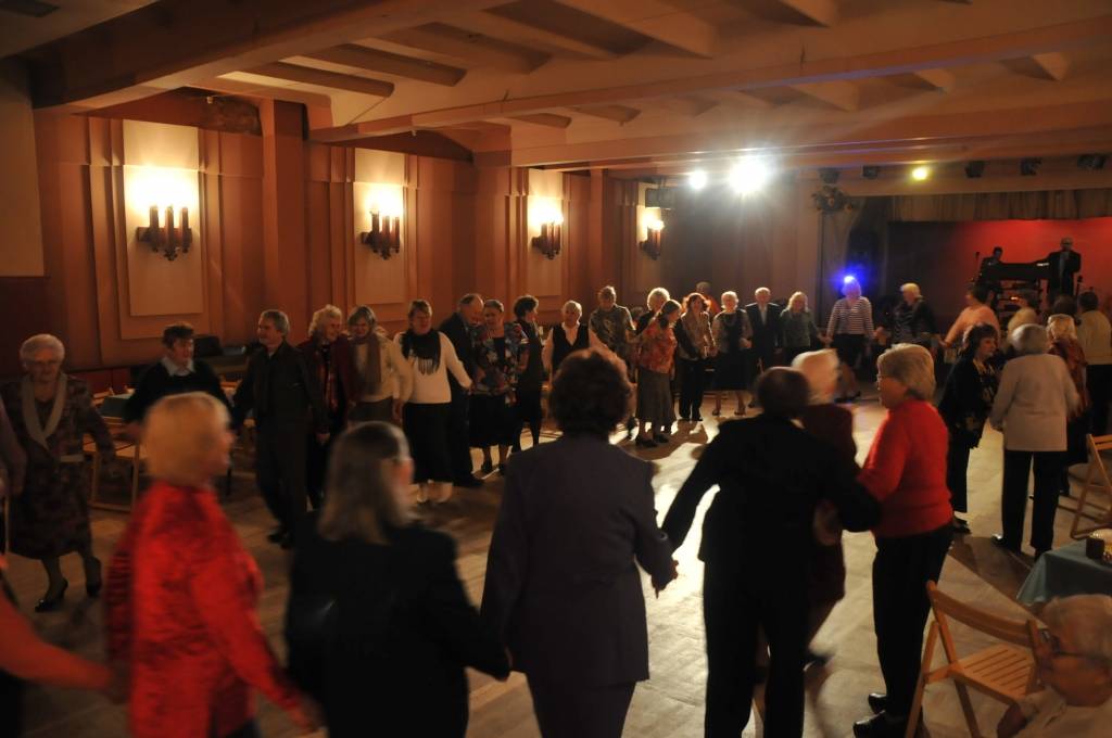 Sestdien, 16. oktobrī, Dubeņu kultūras centrā uz atpūtas pēcpusdienu pulcējās Grobiņas novada seniori. Klātesošie varēja novērtēt Valijas Arājas rokdarbu izstādi, skatīties līnijdeju priekšnesumus un arī paši izdejoties dzīvās mūzikas...
Autors: Ilze Vainovska