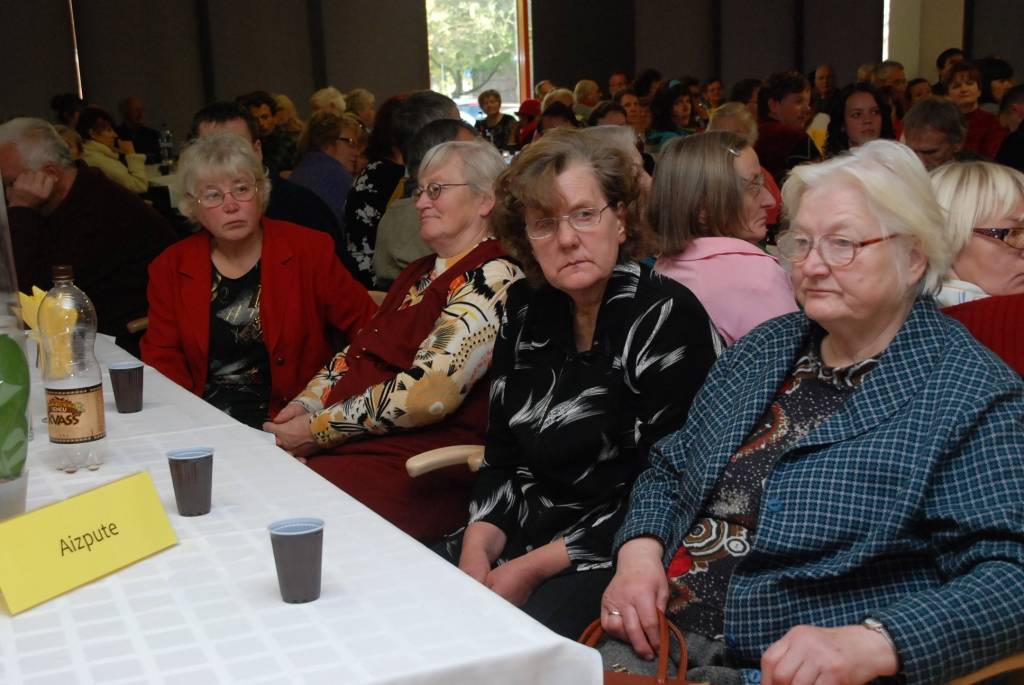 Piektdien ar sirsnīgu gadskārtēju pasākumu, ko papildināja Emiļa Melngaiļa Mūzikas vidusskolas zvanu ansambļa priekšnesums, Baltā spieķa dienu svinēja Liepājas Neredzīgo biedrība. Liepājas Olimpiskā centra Tango zālē bija ieradušies...
Autors: Ilze Vainovska