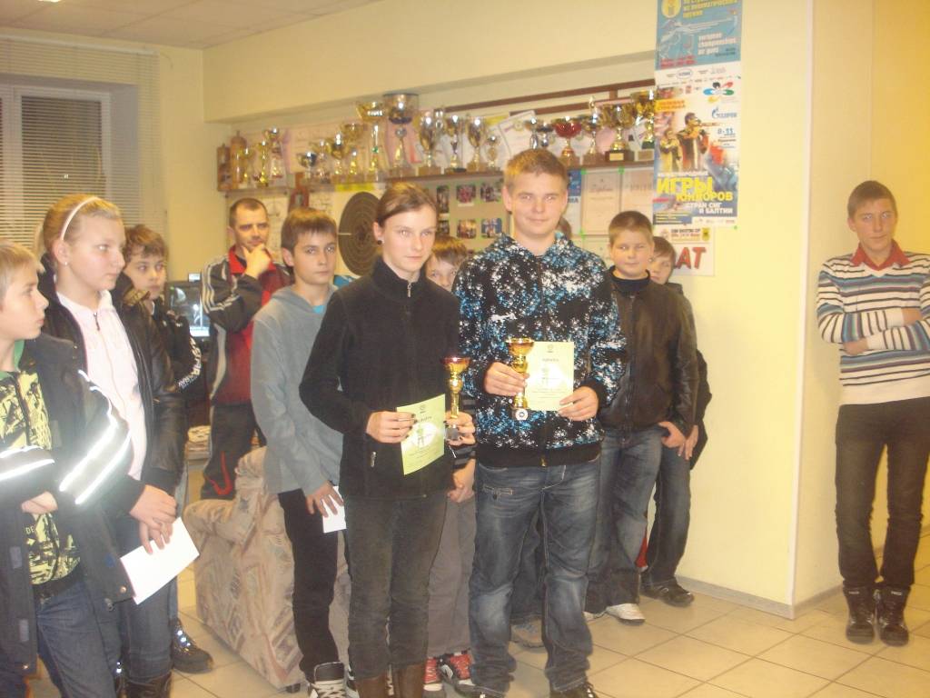 Centrā ar kausiem abi uzvarētāji. No kreisās Sindija Čīma un Klāvs Bensons.
Autors: Ilze Frīdenberga