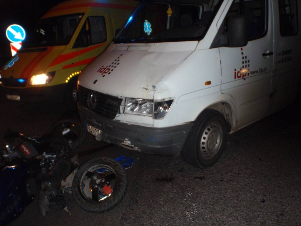 30. oktobrī pulksten 20.10 Grobiņā, Rīgas un Ventspils ielas krustojumā, notikusi sadursme starp automašīnu 