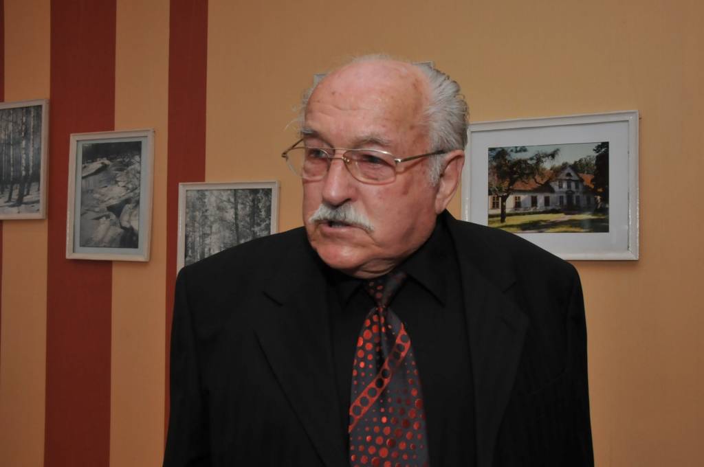 Atzīmējot 88. gadskārtu, fotogrāfs Edgars Vilsons pagastmājā izlicis dažādu gadugājumu darbus, kuros medzenieki var atpazīt pagasta iedzīvotājus, zināmas vietas apkārtnē vai vienkārši priecāties par labiem skatiem.
E. Vilsons fotogrāfiju...
Autors: Ilze Vainovska