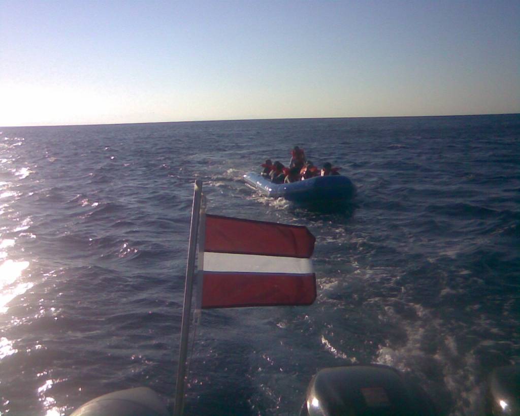 Nelegālo imigrantu laivas konvojēšana uz ostu