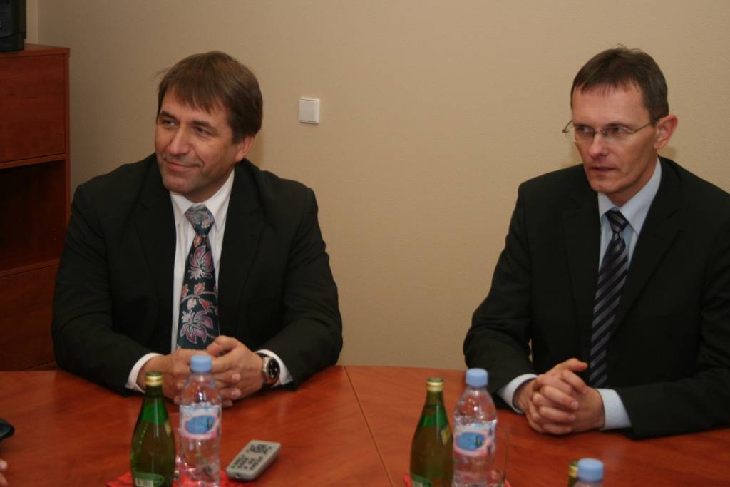 Piektdien Liepājā viesojās ekonomikas ministrs Artis Kampars (pa kreisi) un finanšu ministrs Andris Vilks 
Autors: Uldis Dobelis