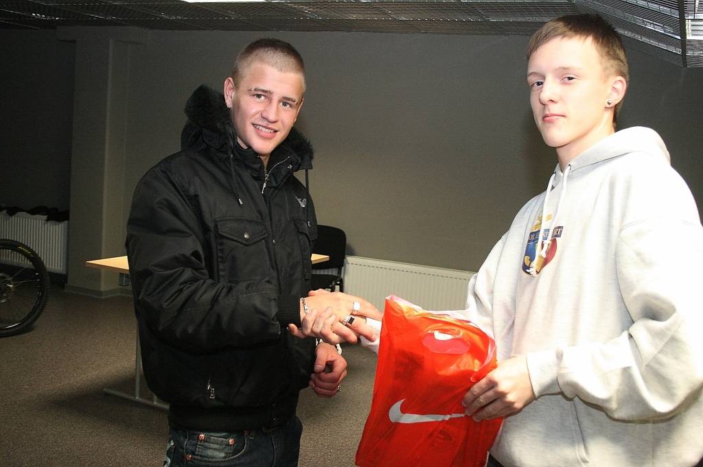 Sergeju Baimistrjuku (pa kreisi) ar uzvaru sveic Denijs Brūveris.
Autors: Uldis Dobelis