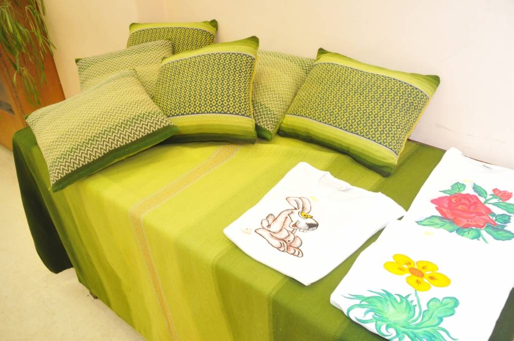 Līdz 30. decembrim Priekules kultūras namā iekārtota izstāde-pārdošana. Tās atklāšana bija 18. decembrī, bet darinājumu klāsts joprojām tiek papildināts. Pasākumu organizē Priekules Mākslas skola, Radošā grupa un biedrība 