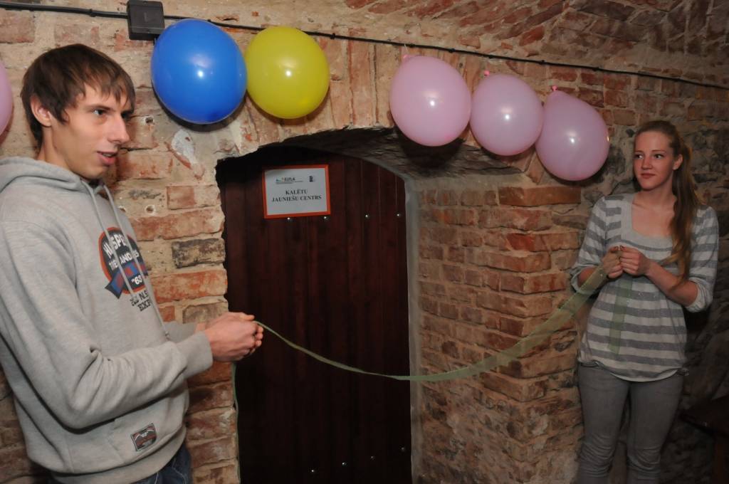 Kādreizējā virtuve Kalētu pamatskolas ēkas pagrabā ir pārvērtusies par jauniešiem tīkamu atpūtas vietu. Tā tapusi, pateicoties pagasta ļaužu entuziasmam, Priekules novada domes līdzfinansējumam un vietējās iniciatīvas grupas prasmei...
Autors: Anita Platace