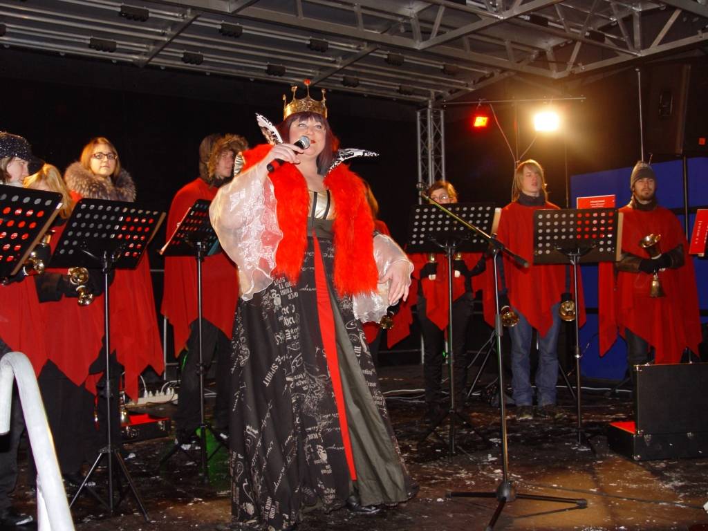 Sestdien, 11. decembrī, Lielās egles iedegšanu Cīravas centrā ieskandināja zvanu koris, kurš klātesošiem bija sagādājis pārsteigumu - dziesmu Andra Ērgļa izpildījumā.