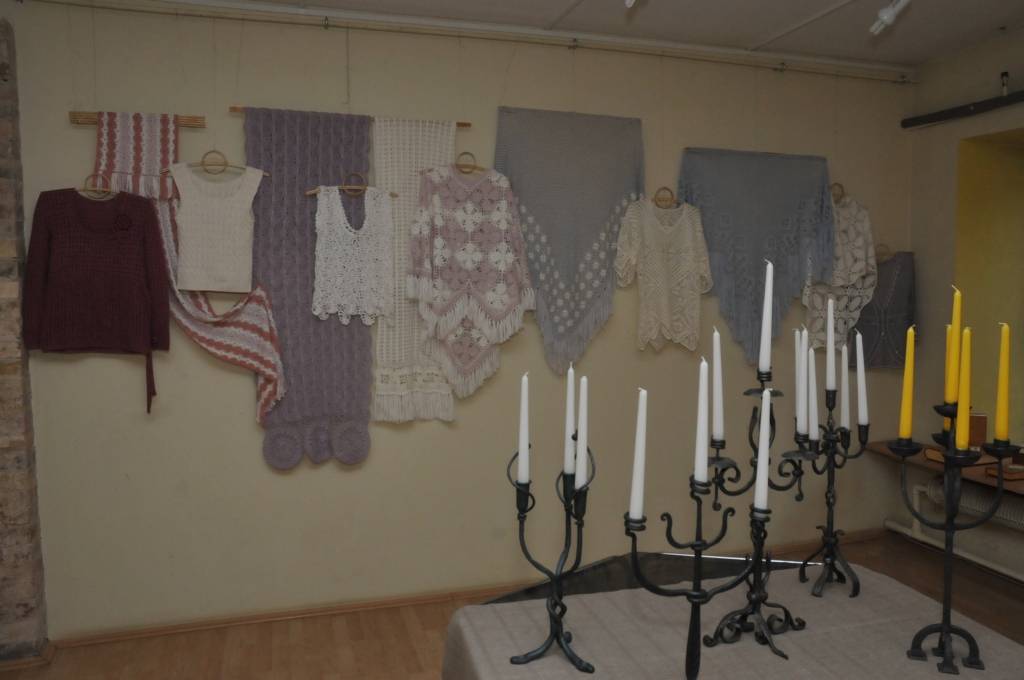 Aizputē “Mētras mājā” līdz Ziemassvētkiem apskatāma deviņu Rīgas Tautas lietišķās mākslas studiju izstāde, kurā skatāmi adījumi, tamborējumi, audumi, metālkalumi, pinumi, keramika un ādas plastikas darbi. Rīdzinieki uz Aizputi veduši...
Autors: Iluta Dreimane