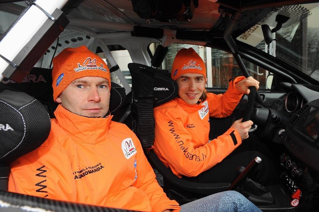 Pirmo reizi Latvijas čempionu statusu jāaizstāv 2010. gada Latvijas čempioniem N4 klasē Andim Neikšānam/Pēterim Dzirkalam.
Autors: Zigismunds Zālmanis, Nikon