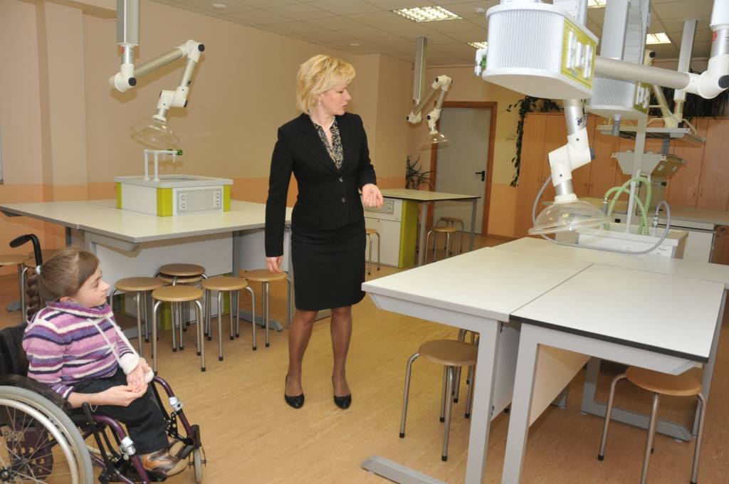 Projekts “Infrastruktūras uzlabošana izglītojamajiem ar funkcionāliem traucējumiem Aizputes vidusskolā” ļāvis izdarīt svarīga lietas, gandarīta skolas direktore Liveta Sprūde. Aizputnieki varējuši izbūvēt liftu, pielāgot klases, veikt...