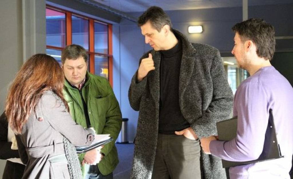 Delegācijas pārstāvis Pedrag Bogosavljev (centrā) sarunā ar LOC darbiniekiem.
Autors: Mārtiņš Sīlis