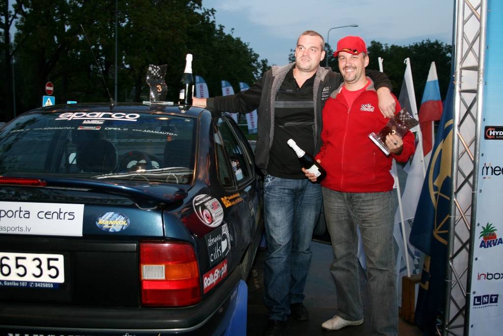 Liepājnieki Andris Pāpe (pa kreisi) un Kaspars Borgs pagājušās sezonas noslēgumā līksmo par Latvijas vicečempionu titulu.
Autors: Uldis Dobelis