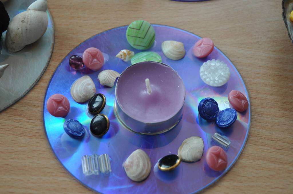 Vaiņodes vidusskolas bibliotēkas lasītavā skatāma dažādu formu un krāsu sveces, ko atnesuši skolēni. Ir arī daži orģināldarbi - uz kompaktdiskiem balstītas kompozīcijas. Savukārt citi latviešu seno tradīciju - ziemas vidus atzīmēšanu -...