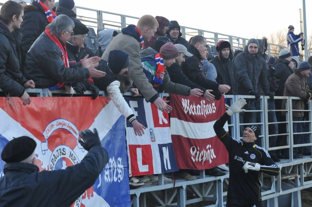 Kopā ar faniem par iekļūšanu finālā līksmo Metalurga vārtsargs Viktors Spole.
Autors: Uldis Dobelis